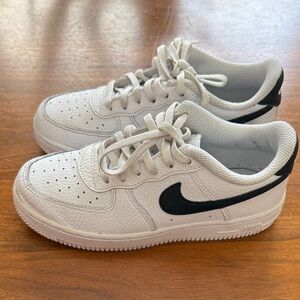 Nike Air Force 1 AF1 White and Black Sneakers Sz. 2 Kids Preschool PS